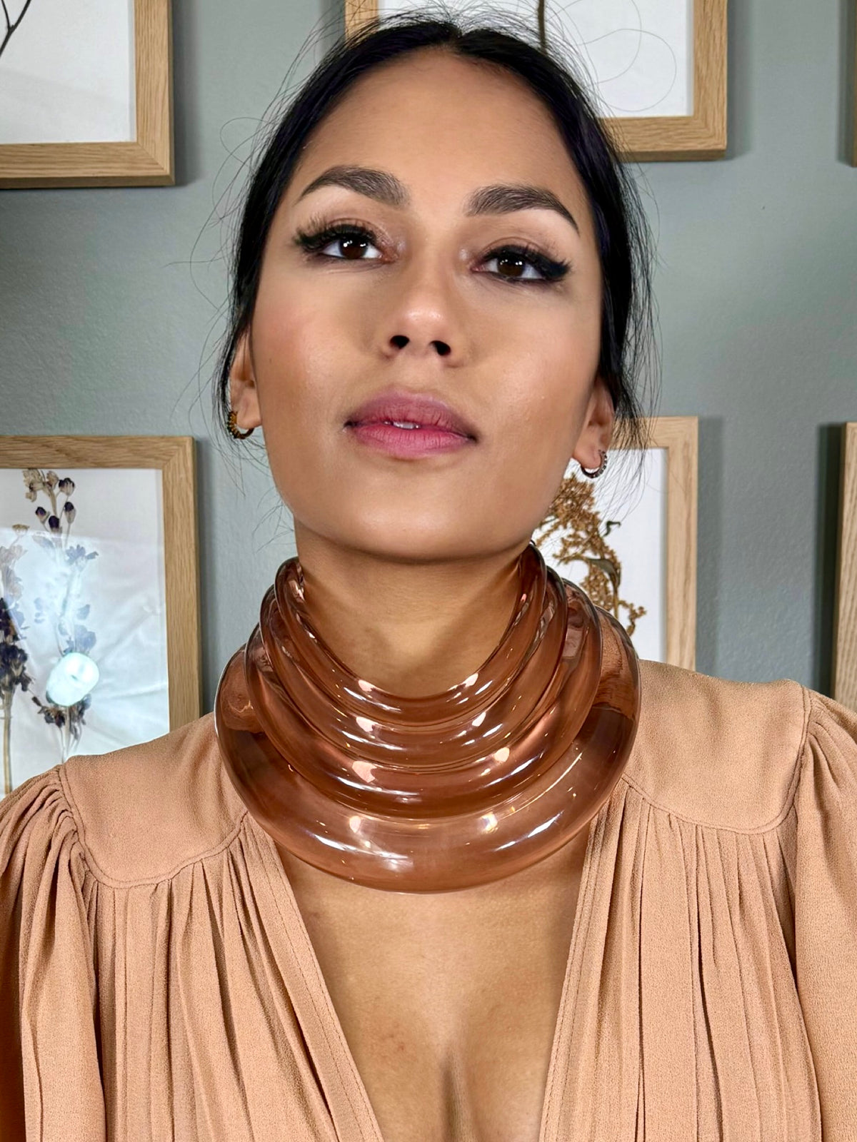 Claire, modernist light brown Perspex tiered chocker – One Vintage